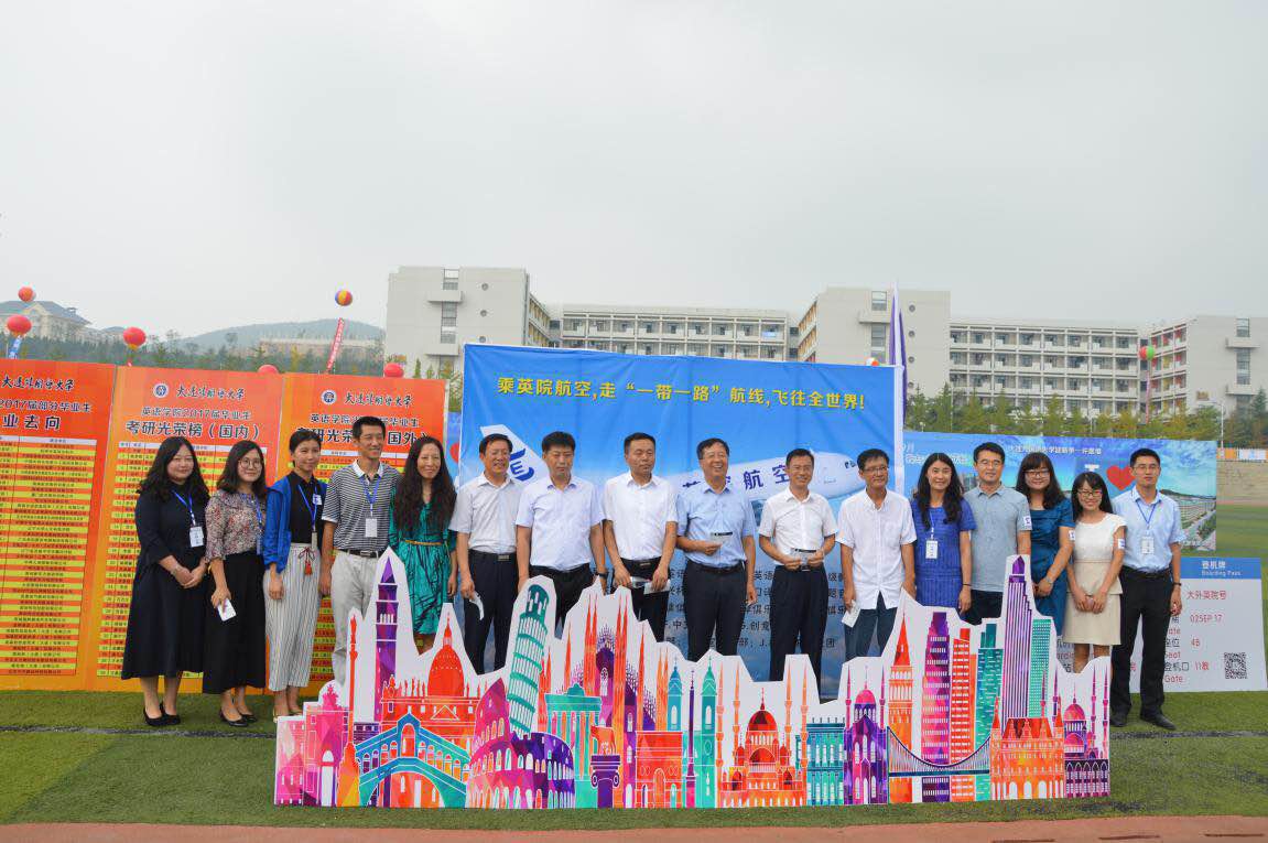 校领导与十大21点游戏平台排名
迎新工作人员合影.jpg